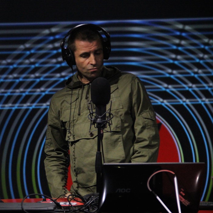 Liam Gallagher negli studi di Radiofreccia