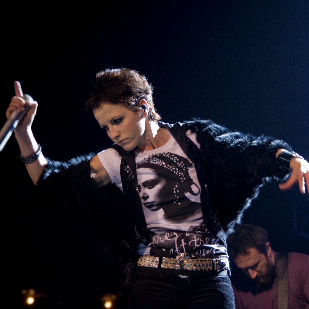 In migliaia danno l'addio a Dolores O'Riordan