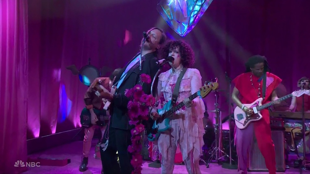 Arcade Fire hanno presentato Pink Elephant al Saturday Night Live