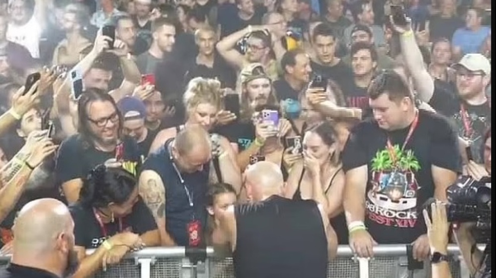 David Draiman dei Disturbed ha interrotto lo show per calmare una bambina