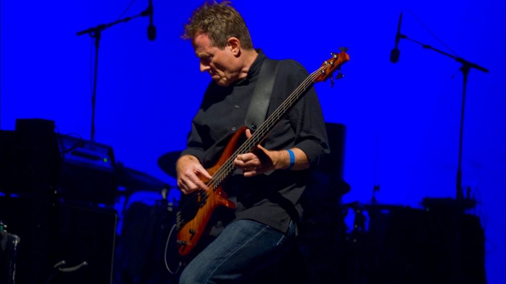 Led Zeppelin, John Paul Jones suona When The Leeve Breaks con artisti da tutto il mondo