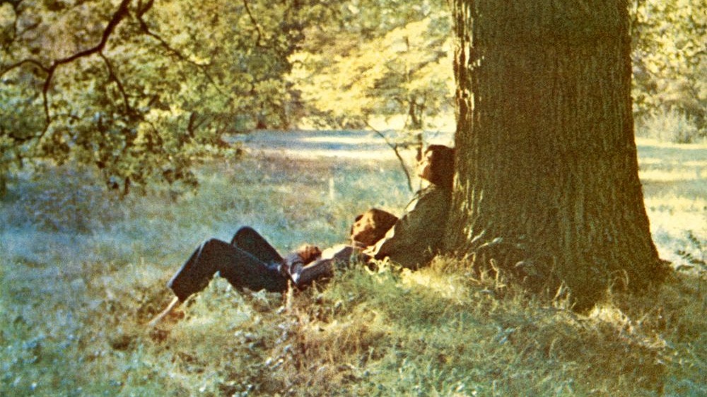 Lennon, nel nuovo video di 'Isolation' è possibile spiare tra le mura di casa dell'ex Beatles