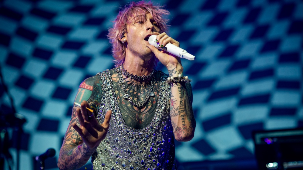 Machine Gun Kelly faccia a faccia con un invasore di palco