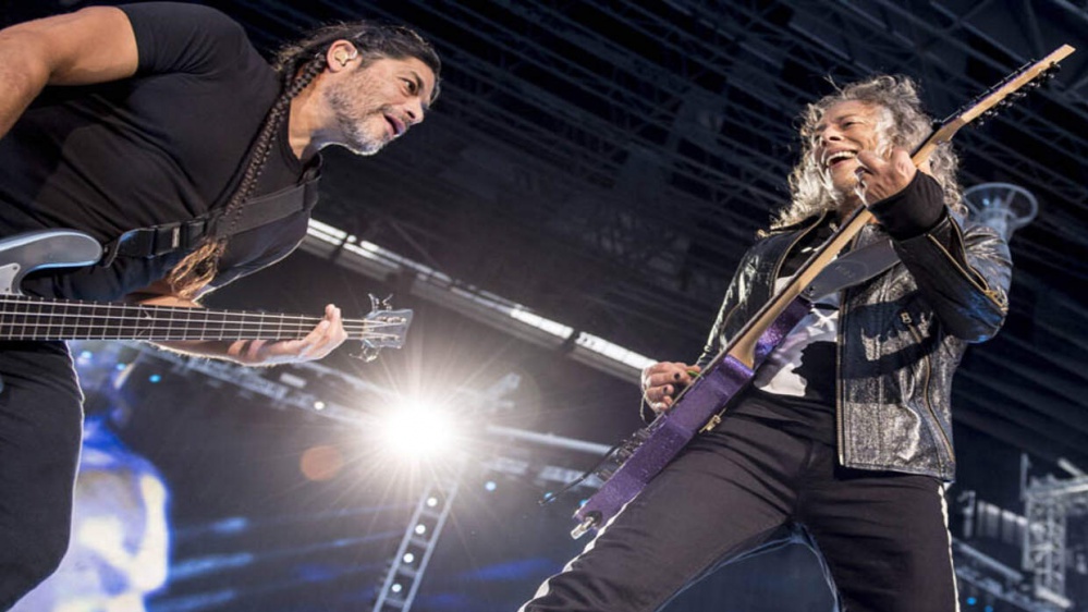 Metallica, Trujillo e Hammett suonano classici punk come The Wedding Band