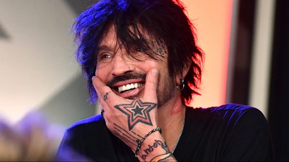 Motley Crue, Tommy Lee spiega il perché della foto nudo