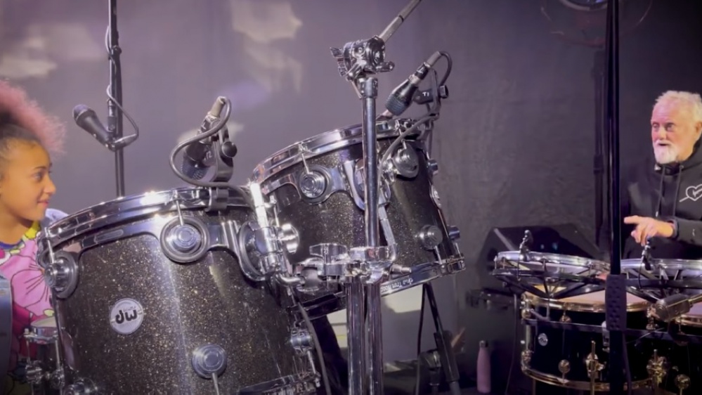 Nandi Bushell jamma con Roger Taylor dei Queen