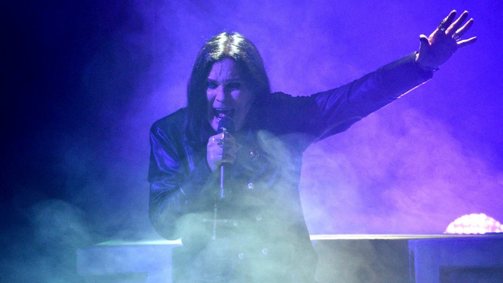 Ozzy Osbourne armato di pistola spaventa Andrew Watt