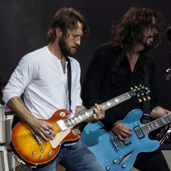 Chris dei Foo Fighters mette in vendita le sue chitarre