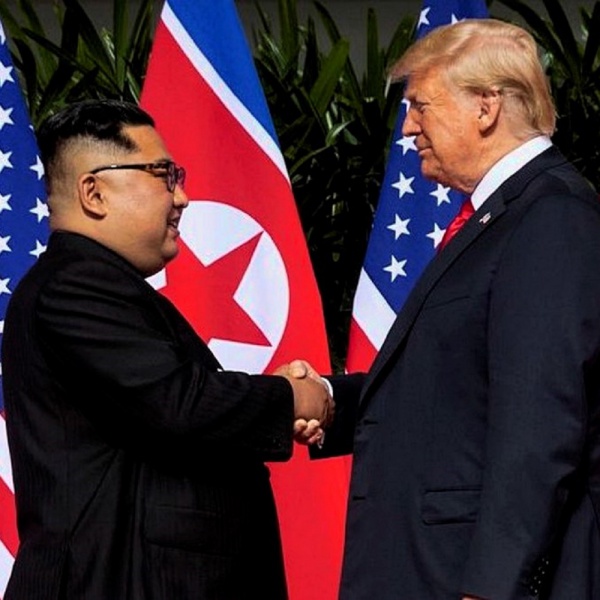 Donald Trump regala a Kim una copia di 'Rocket Man'