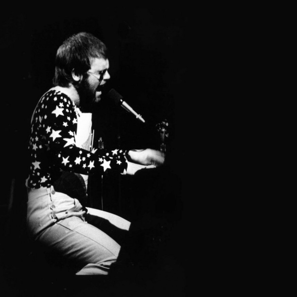 elton john suona il pianoforte