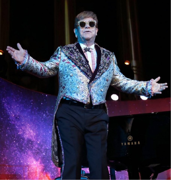 Guarda Elton John impegnato in una rap battle
