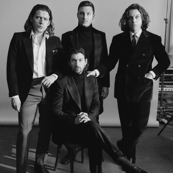 Il nuovo album degli Arctic Monkeys inizia citando gli Strokes