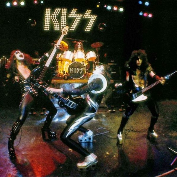 Kiss Il Biopic Sulla Band Uscir Nel 2024 Radiofreccia   Kiss Il Biopic Sulla Band Uscira Nel 2024 Square Site R0eal 