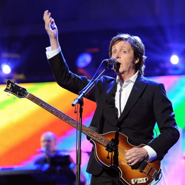 Paul McCartney raggiunto sul palco da Ringo Starr e Ron Wood