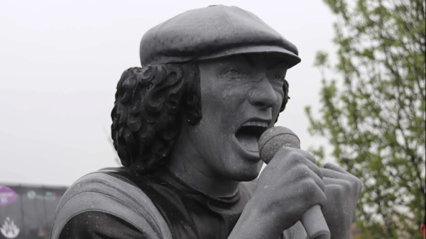 AC/DC, inaugurata in Belgio una statua per Brian Johnson