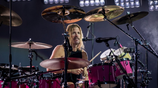 Addio a Taylor Hawkins, il batterista dei Foo Fighters è stato trovato senza vita prima di uno show in Colombia