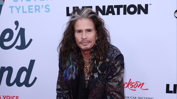 Aerosmith, Steven Tyler torna in pubblico dopo la frattura alla laringe