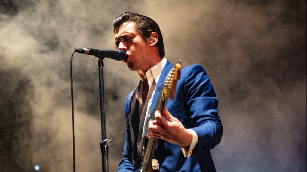 Arctic Monkeys, Alex Turner canta un lento per accompagnare gli sposi durante un matrimonio