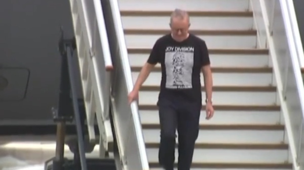 Australia, è polemica per la t-shirt dei Joy Division indossata dal premier Albanese