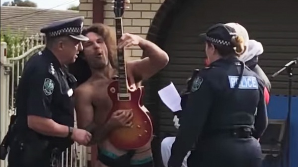 Australia, un uomo arrestato in strada dalla polizia mentre suona (in mutande) la chitarra. Il video