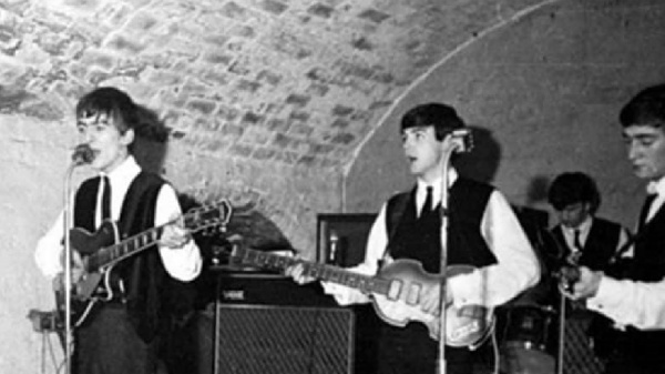 Beatles, Chitarra appartenuta a Lennon ed Harrison valutata quasi mezzo milione
