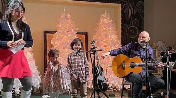Billy Corgan suona con la famiglia per ricordare il padre