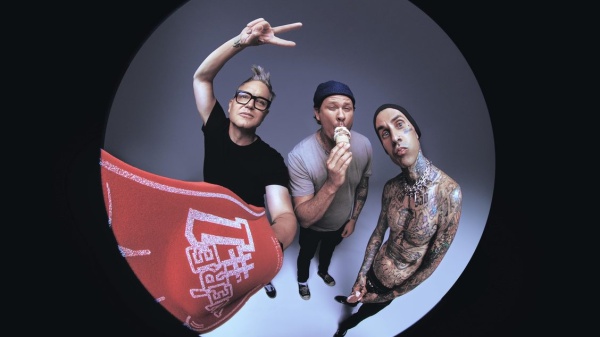 Blink-182, rinviata la partenza del tour a causa dell'infortunio di Travis Barker