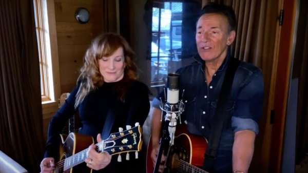 Bruce e Patti cantano per il loro Jersey