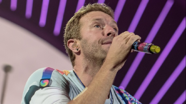 Chris Martin lancia il format #TogetherAtHome, Neil Young le "Fireside Sessions"
