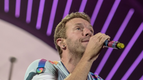 Coldplay, Chris Martin vuole usare le emoji per i titoli delle canzoni