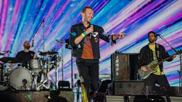 Coldplay, omaggio a Tina Turner durante uno show del tour europeo