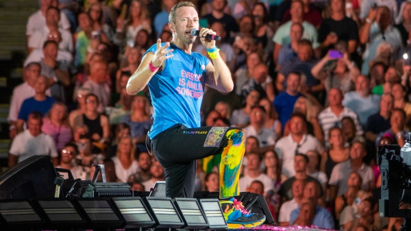 Coldplay, un fan acquista il biglietto sbagliato e la band lo invita allo show