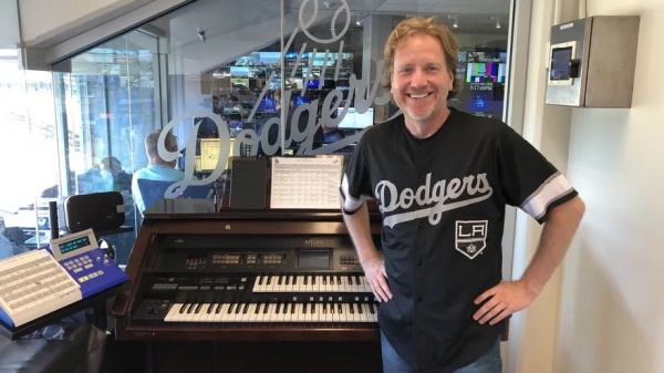 Depeche Mode, l'organista dei Los Angeles Dodgers omaggia Fletcher
