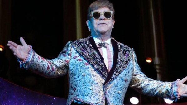 Elton John aiuta la fidanzata di 50 anni fa