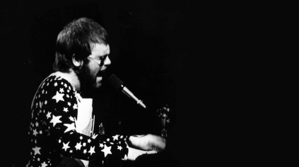 Elton John e il concerto al Troubadour che cambiò la sua carriera in una notte