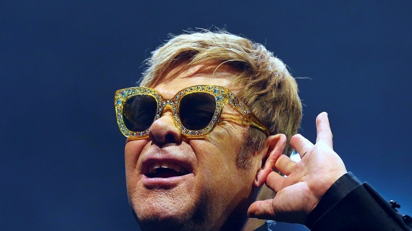 Elton John: "I social media sono un posto crudele"