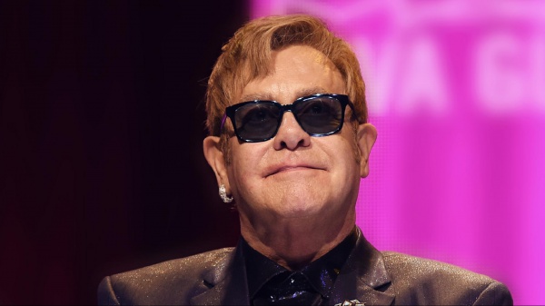 Elton John interrompe il concerto: "Ho la polmonite"