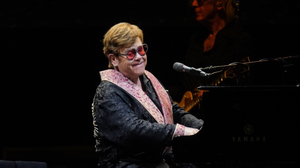 Elton John quasi cieco a causa di un'infezione agli occhi