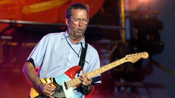 Eric Clapton dice di essere isolato per le sue posizioni sul COVID