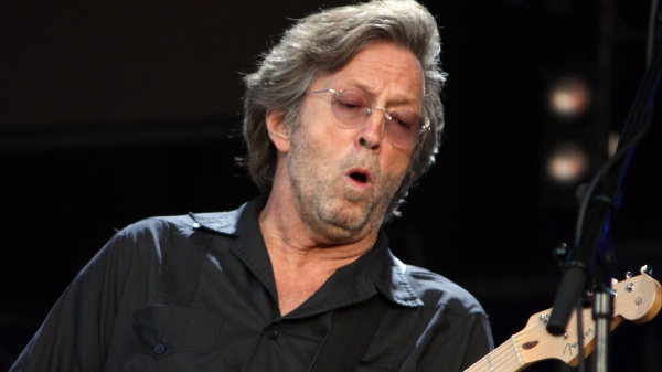 Eric Clapton ha denunciato una donna per aver provato a vendere un suo bootleg a 10 euro