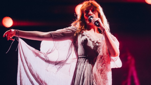 Florence Welch ricoverata d'urgenza interrompe il tour