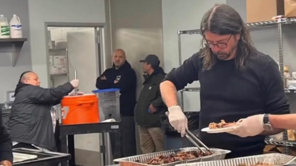 Foo Fighters, Dave Grohl ha cucinato per 450 bisognosi