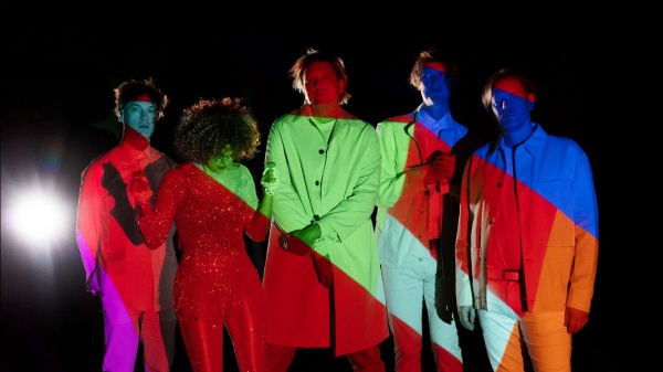 Gli Arcade Fire tornano con 'The Lightning I, II' e annunciano il nuovo album "WE"