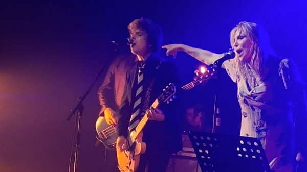 Green Day, Courtney Love sul palco con The Coverups