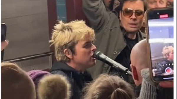 Green Day, live nella metro di New York con Jimmy  Fallon