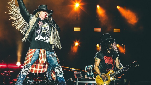 Guns N'Roses, suonano dal vivo una cover degli AC/DC