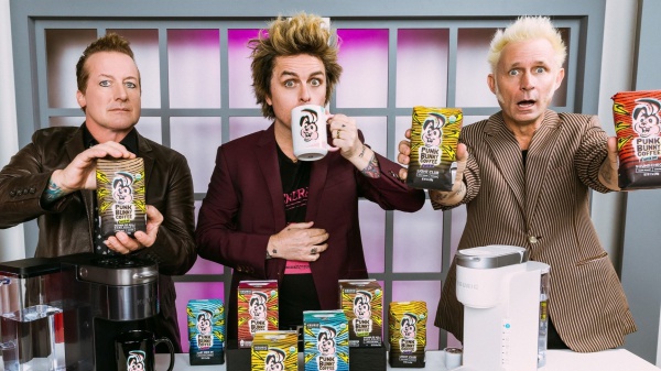 I Green Day lanciano il kit per caffè di American Idiot