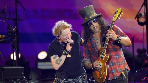 I Guns N'Roses condividono le numerose cadute di Axl Rose