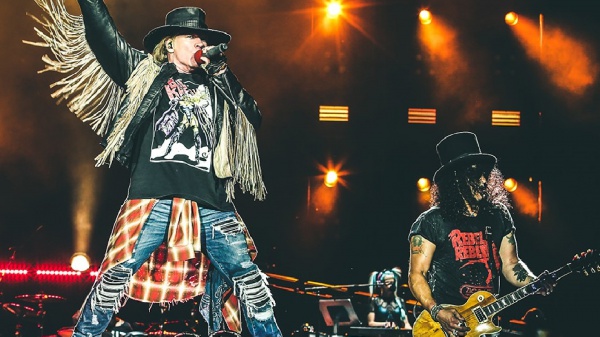 I Guns N'Roses fanno causa a un fan