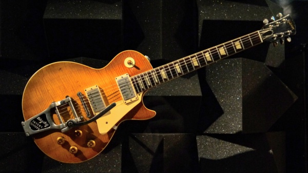 Il MOMA acquista una Gibson rubata ai Rolling Stones